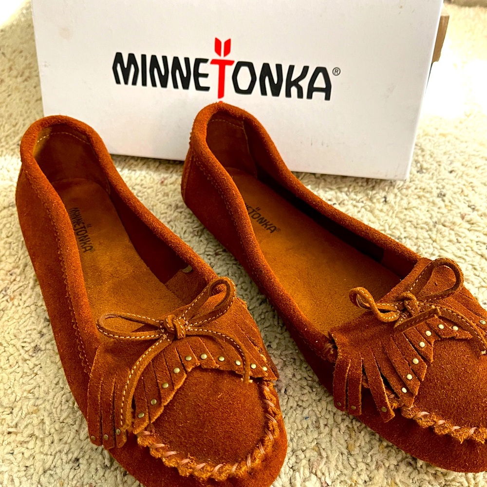 Minnetonka Womens Kilty hard sole moccasin size 10
